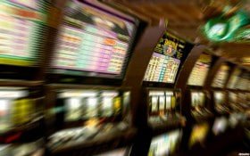 Pengguna melihat status member di ponsel